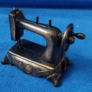 Die-cast Sewing Machine